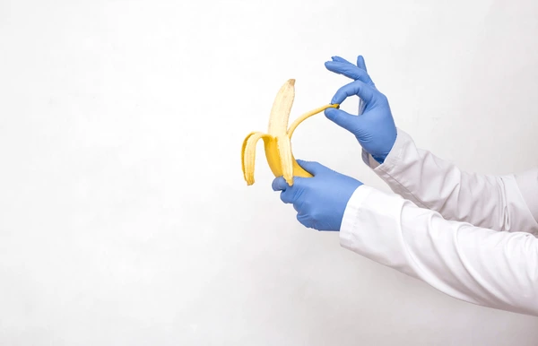 Dotkor holds banana his hands peels 600nw