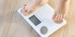 Womans feet on scale 600nw