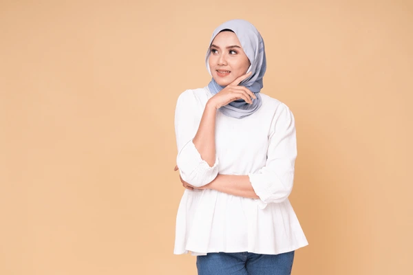 Portrait hijab girl smiling pretty muslim 600nw