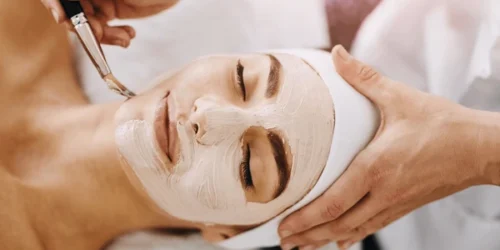 Woman spa face mask brush applicator 600nw